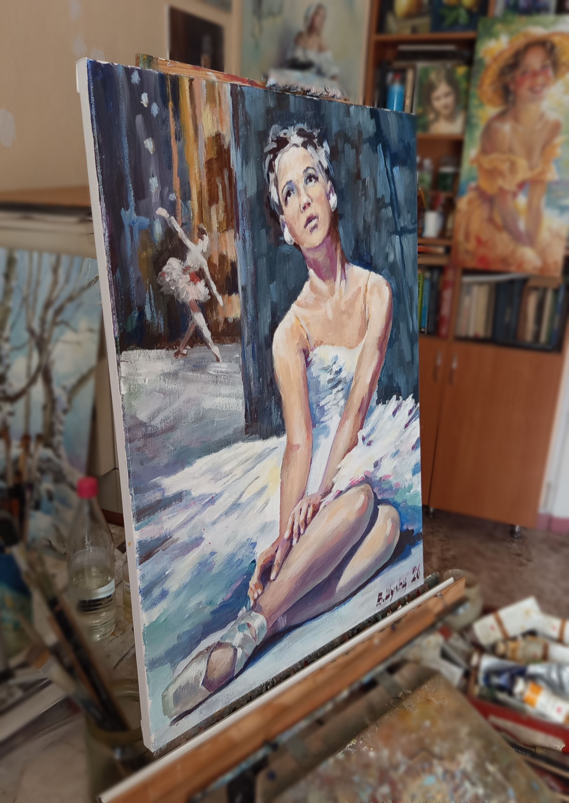 Сидящая балерина. Вид 1